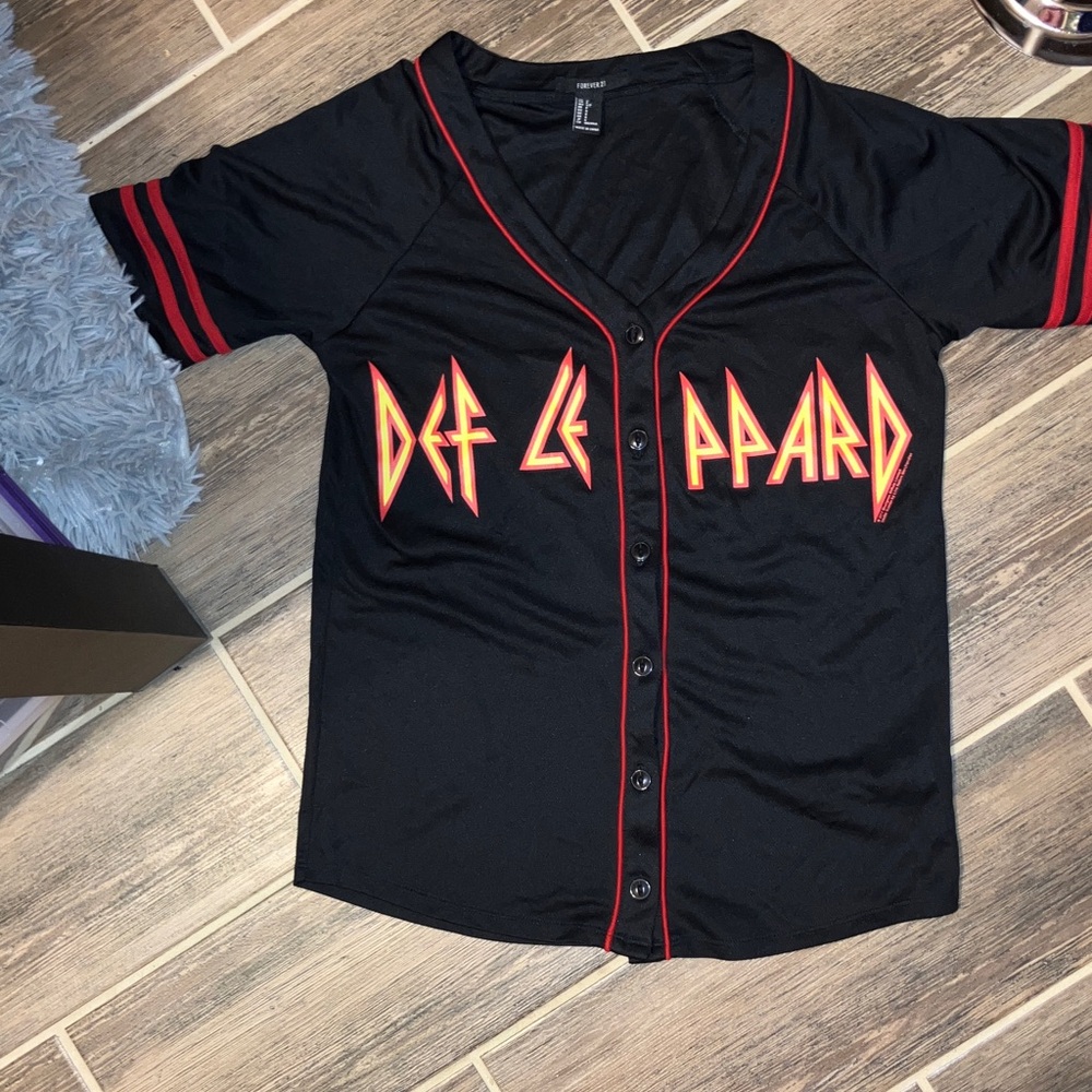 Forever 21 DEF LEPPARD BUTTON FEONT JERSEY SMALL